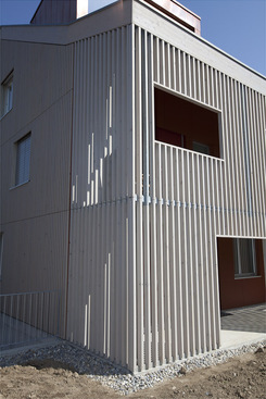 Sicht-, Sonnenschutz aus einheimischer Tanne, Fassade Formboardplatte, Lasur in bordeaux.