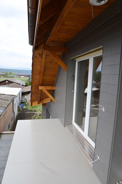 Balkon mit Boden aus Duripanel-Platten, Farbe hellgrau