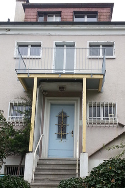 Balkon mit Boden aus Duripanel-Platten, Farbe taubenblau